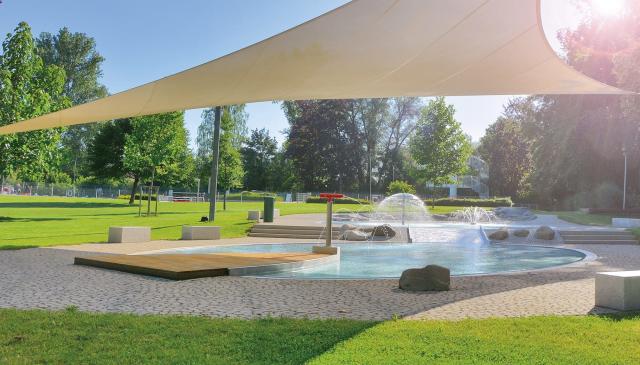 Bild vom Babybecken mit Springbrunnen und Sonnensegel