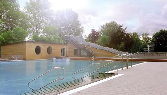 Freibadbecken mit Wasserrutsche im Hinergrund